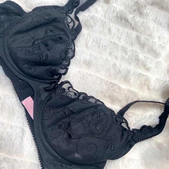 VICTORIA’S SECRET BRA 🌸 - Picture 3 of 5